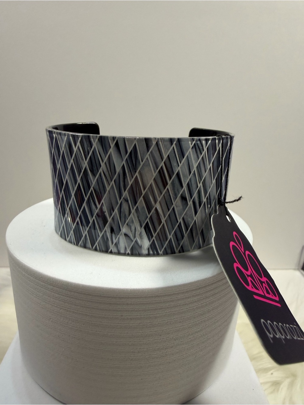 🩷5/$10🩷 paparazzi Gray Marbled Crisscross Cuff Bracelet